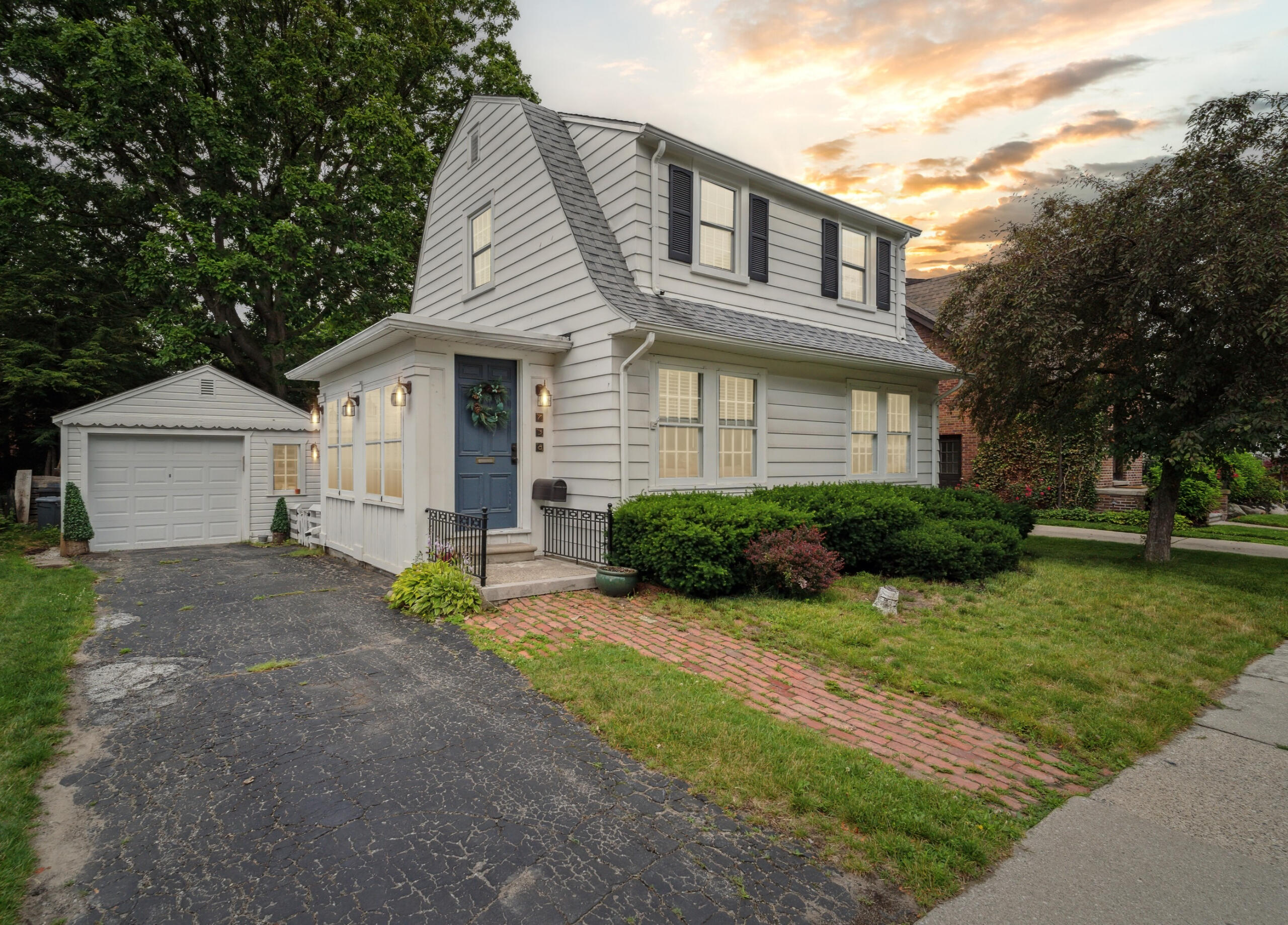 VIDEO PRO PACKAGE Video Pro package: 30–40 photos, drone photos and video, 60-second listing video