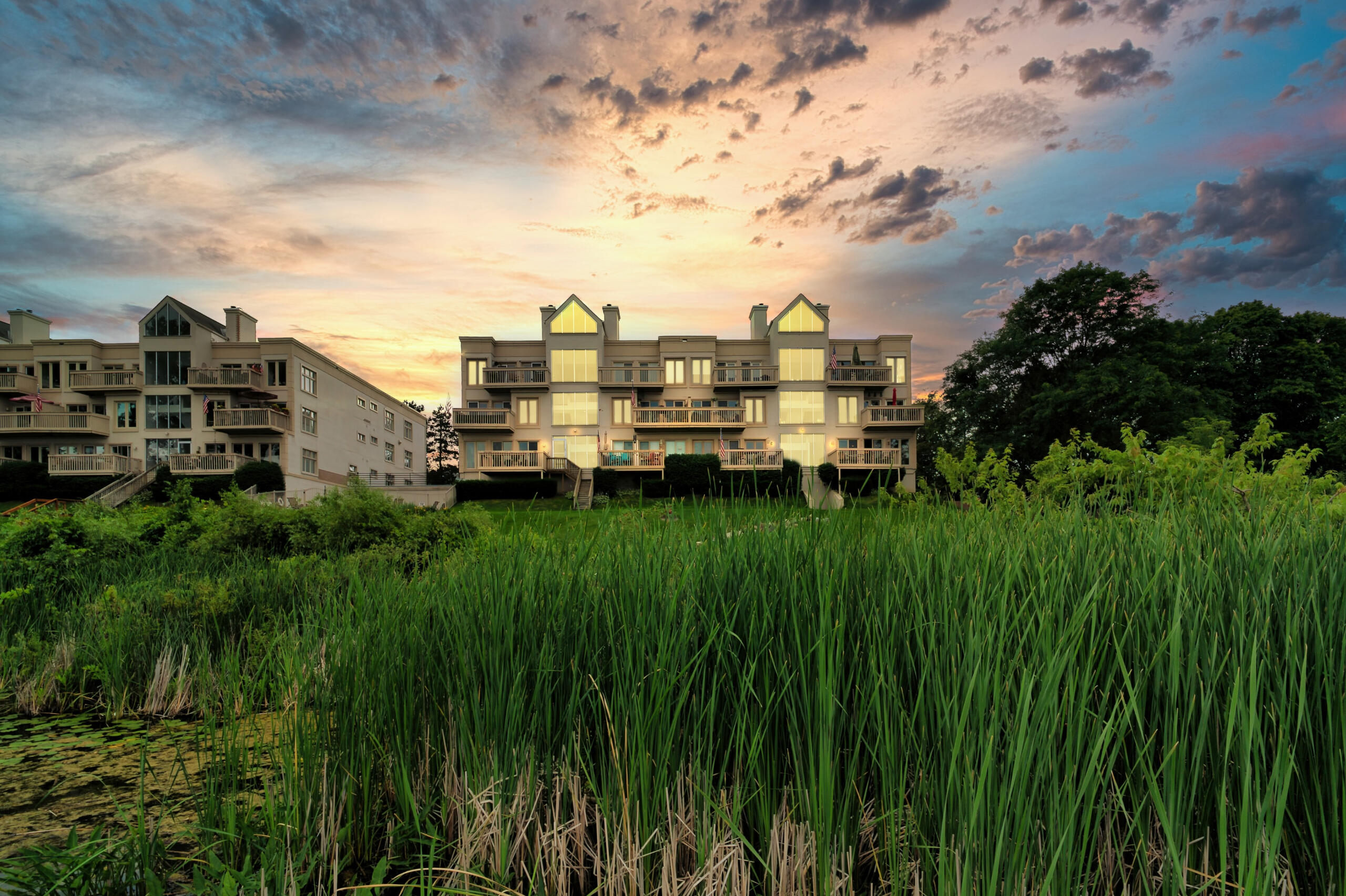 THE LUXE PACKAGE Luxe package: 40–50 photos, drone photo + video, 120-second video, 3D floor plan, Matterport tour