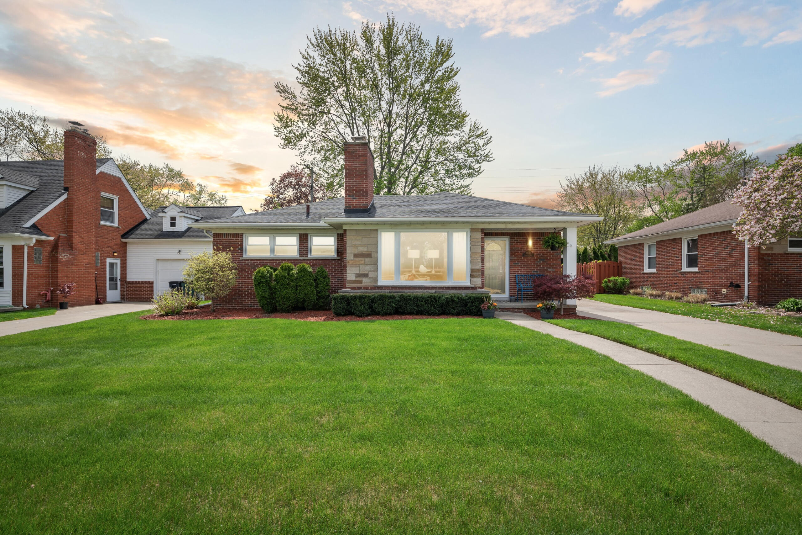 ESSENTIAL PACKAGE Essential package: 10–15 MLS photos and 2D floor plan